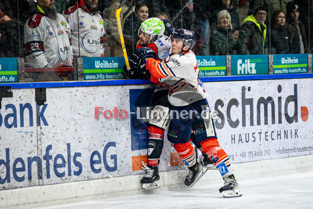 TSV Peißenberg MINERS gegen ESC Kempten SHARKS | Eishockey Bayernliga Herren Pre-Playoffs 2024/25, TSV Peißenberg MINERS gegen ESC Kempten SHARKS, 20250131,Check an der Bande,2025-01-31 in Peißenberg (Eisstadion Peißenberg)Dejan VOGL (MINERS 23), Christopher MITCHELL (SHARKS 94)Copyright: WolfgangxLindner foto-lindner.de