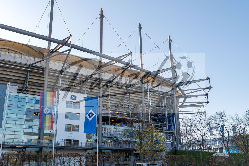 HSVSCF20220419_183 | Fussball, Herren: . Aussenansicht beim DFB-Pokal-Halbfinalspiel zwischen Hamburger SV und SC Freiburg im Volksparkstadion am 19.04.2022 in Hamburg, Deutschland.DFB / DFL REGULATIONS PROHIBIT ANY USE OF PHOTOGRAPHS AS IMAGE SEQUENCES AND/OR QUASI-VIDEO. - Realisiert mit Pictrs.com
