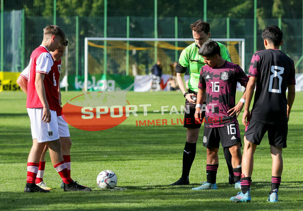 AUSTRIA U15 - MEXICO U15 | THOMAS SCHANDL (Austria #6) Jesus Torres (Mexico #16) Derek Garcia (Mexico #8) Gadler Philip (Referee) ; AUSTRIA U15 - MEXICO U15 am 29.04.2022 in Arnoldstein
(Sportplatz), AUSTRIA, (Photo by Ernst Krawagner sport-fan.at) - Realisiert mit Pictrs.com