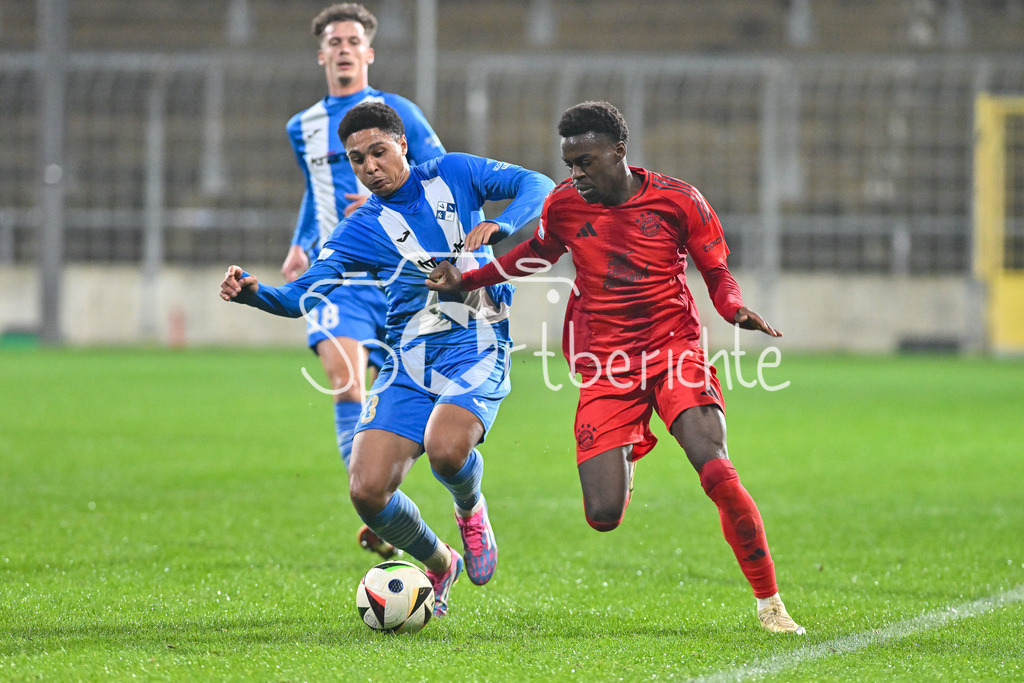FC Bayern Amateure - FV Illertissen | im Duell David UDOGU (FV Illertissen #23) und Noel ASEKO NKILI (FC Bayern München II #16) / Zweikampf