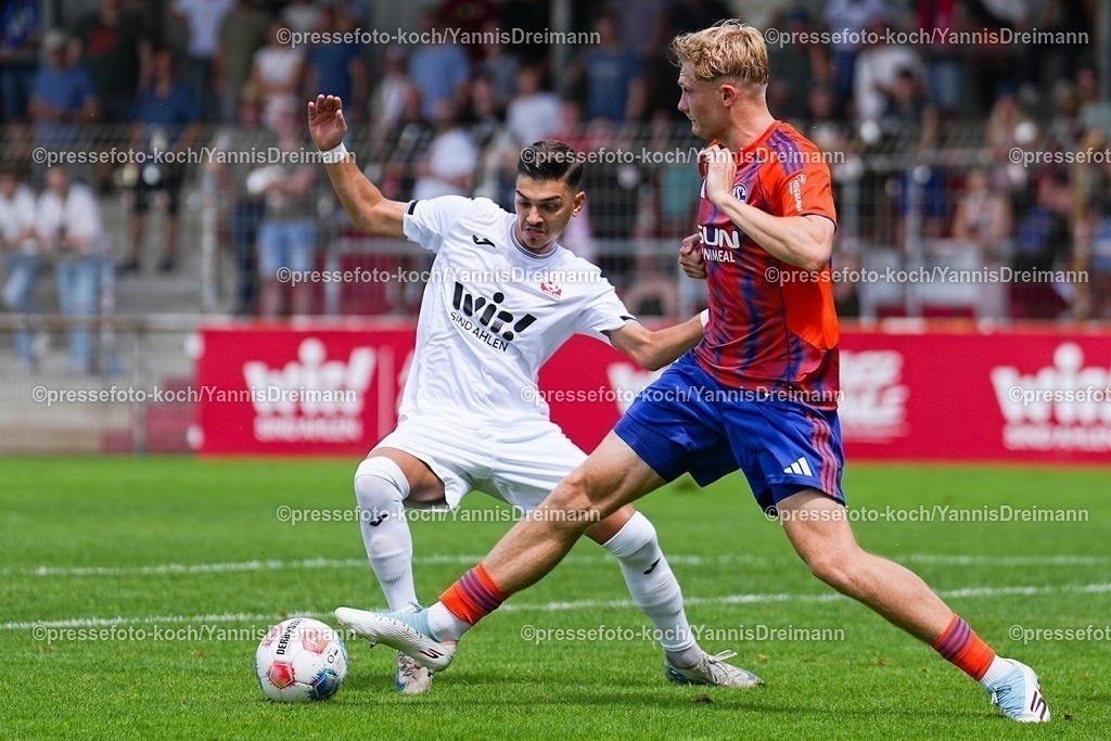 xYDR20072501004 | 20.07.2025, xydrx, Fußball, Rot Weiss Ahlen - FC Schalke 04, Testspiel, Wersestadion: Hakan Sezer (Rot Weiss Ahlen #10) im Zweikampf gegen Peter Remmert (FC Schalke 04 #39)