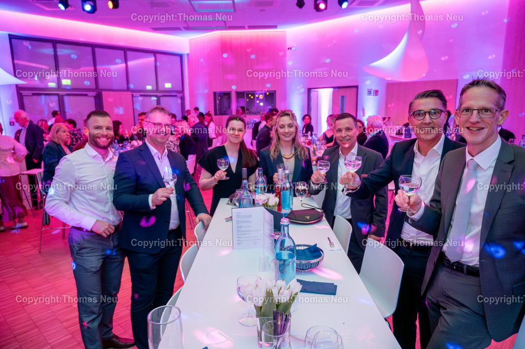 DSC_0707 | Im Parktheater Bensheim fand am 28. März 2026 die Verleihung des Eysoldt-Rings 2025 statt – eine der bedeutendsten Auszeichnungen für Schauspielkunst im deutschsprachigen Raum. Der Preis ging an Thomas Schmauser, der für seine herausragende darstellerische Leistung geehrt wurde.Anschließend wurde zur Gala in das Bensheimer Bürgferhaus eingeladen, Unser Bild zeigt den  Tisch der Sparkasse Bensheim mit dem Vorstandsvorsitzenden Johannes Erich Schulz (2.v.rechts und dem Vorstandskollegen torsten Wienold (3.v.rechts) Bild: Thomas Neu