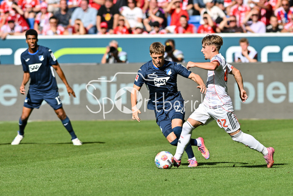 TSG 1899 Hoffenheim - FC Bayern München | im Duell Alexander PRASS (TSG Hoffenheim 22) und Lennart KARL (FC Bayern Muenchen 46) / Zweikampf / Bundesliga: TSG 1899 Hoffenheim - FC Bayern München; PreZero-Arena am 20.09.2025