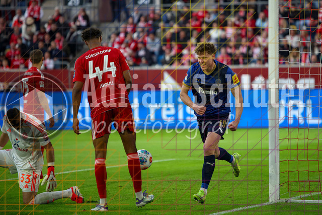 10.04.2026, GER, Fussball, Herren, 2. BL, Saison 2025/2026, Fortuna Düsseldorf - Holstein Kiel | Phil Harres (Kiel) Torjubel, jubelt nach seinem Treffer zum 0:1 