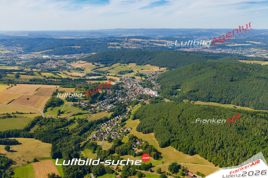 Luftaufnahme der Stadt Weißenbrunn - Die Luftaufnahme wurde 2025 vom UL-Flugzeug heraus erstellt ( keine Drohne ) - Hochauflösende Luftaufnahme - für professionelle Ausdrucke geeignet. Die Geschenkidee !Mit Lizenz und Bildrechte bestellbar