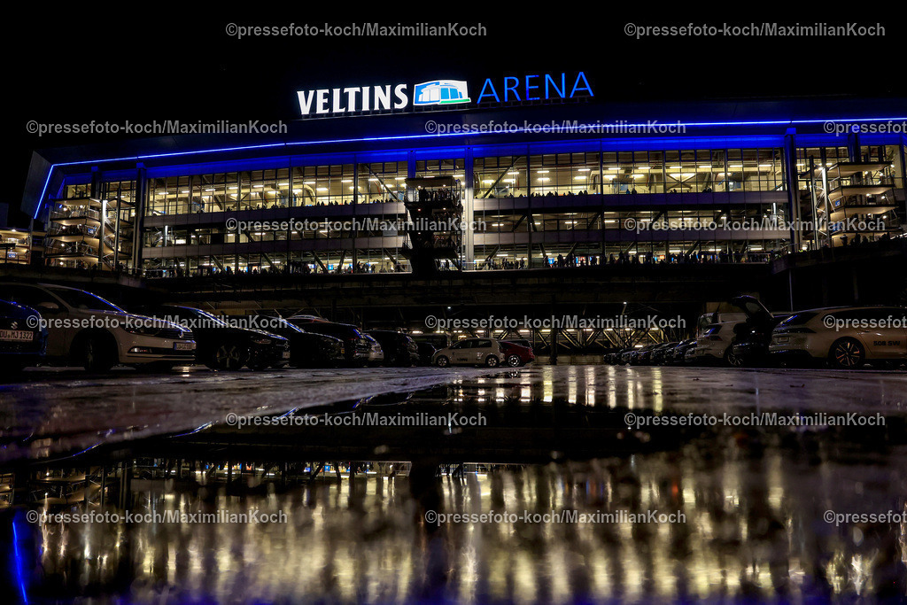 Schalke29112401113 | 29.11.2024, Fußball, FC Schalke 04 2. Fußball Bundesliga, Veltins-Arena Gelsenkirchen, Feature Spielstätte Aussenansicht Schriftzug Symbolbild Symbolfoto beleuchtet Sportstätte Stadion Eventlokation Konzerthalle 