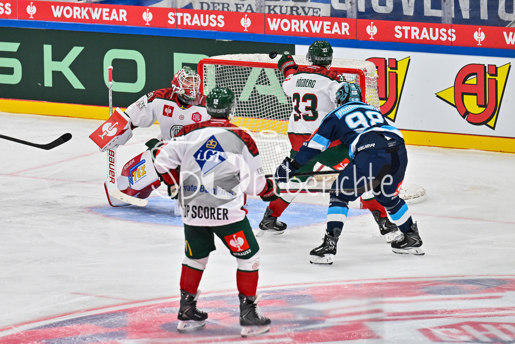 ERC Ingolstadt - Frölunda HC | INGOLSTADT, GERMANY - 02. DECEMBER: Linus HÖGBERG (Frölunda Gothenburg 33) kann hier in letzter Sekunde mit der Hand klären beim Match zwischen dem ERC Ingolstadt und Frölunda HC beim Hinspiel im Viertelfinale der Champions Hockey League in der Saturn Arena