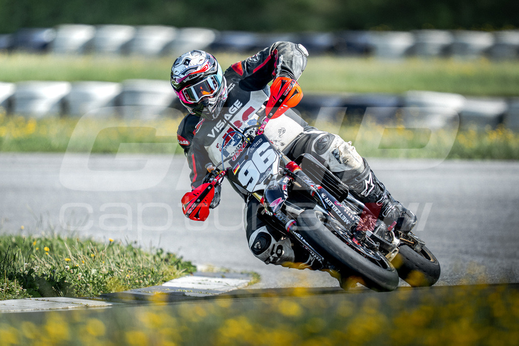 G-Cup + Supermoto Staatsmeisterschaft + Hungarian Supermoto Championship | GRIPcapture steht für authentische Sportfotografie in Österreich – für Momente, die mehr sind als Geschwindigkeit oder Ergebnis. Es geht um Emotion, Spannung, Fokus und den Augenblick, der oft nur einen Wimpernschlag dauert.Ob Motorsport, Teamsport oder 