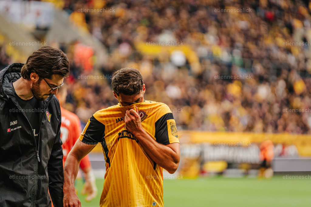 Dresdner SC - Allianz MTV Stuttgart, DEKRA 1. Bundesliga Frauen, Volleyball | Im Bild: Nicolai Rapp (6, SG Dynamo Dresden) wird abgeholt nach Verletzung18.10.2026, SG Dynamo Dresden - 1. FC Magdeburg, 2. BUNDESLIGA - 8. SPIELTAG, Fußball, Deutschland, Dresden, Rudolf-Harbig-Stadion