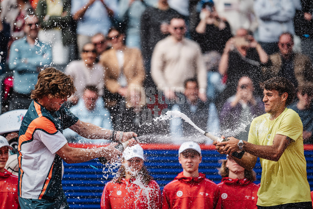 Tennis | Männer | bitpanda Hamburg Open Finale | ATP 500 | Andrei Andrejewitsch Rubljow (RUS) vs. Flavio Cobolli (ITA) | 24.05.2025 | v.l. zweitplatzierter Andrei Andrejewitsch Rubljow und Turniersieger Flavio Cobolli bei der Siegerehrung Sektdusche