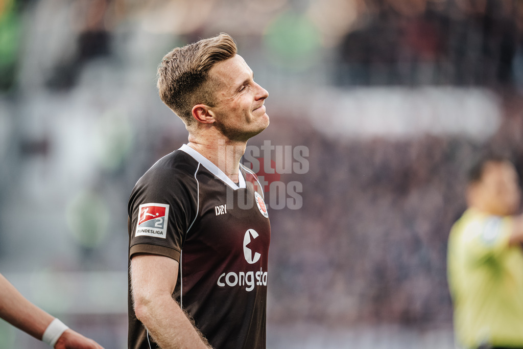 Fußball | Männer | Saison 2023/2024 | 2. Fußball-Bundesliga | 31. Spieltag | FC St. Pauli vs. FC Hansa Rostock | 26.04.2024 | Johannes Eggestein (#11, FC St. Pauli) mit zweifeln im Gesicht leicht geärgert