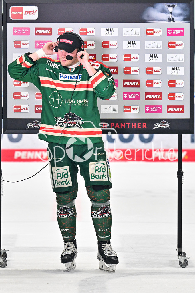 Augsburger Panther - EHC RB München | AUGSBURG, DEUTSCHLAND - 27. FEBRUAR: im Bild Alexander BLANK (Augsburger Panther 26) beim Interview mit Magentasport / Einzelfoto / Freisteller während dem Match zwischen den Augsburger Panthern und dem EHC RB München am 46. Spieltag der Penny DEL im Curt Frenzel Stadion