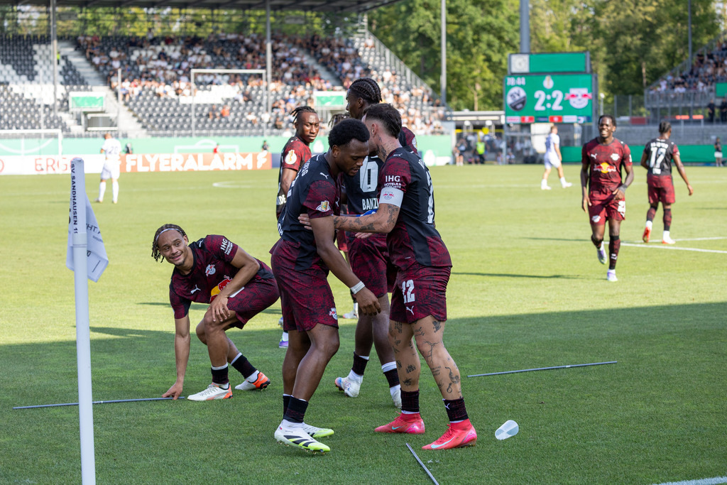 SV Sandhausen gegen RB Leipzig (DFB-Pokal, 1. Runde)***Leipzig jubelt über die 3:2-Führung während Gegenstände aus dem Sandhäuser Fanblock auf den Platz fliegen | SV Sandhausen gegen RB Leipzig (DFB-Pokal, 1. Runde)***Leipzig jubelt über die 3:2-Führung während Gegenstände aus dem Sandhäuser Fanblock auf den Platz fliegen - Realisiert mit Pictrs.com