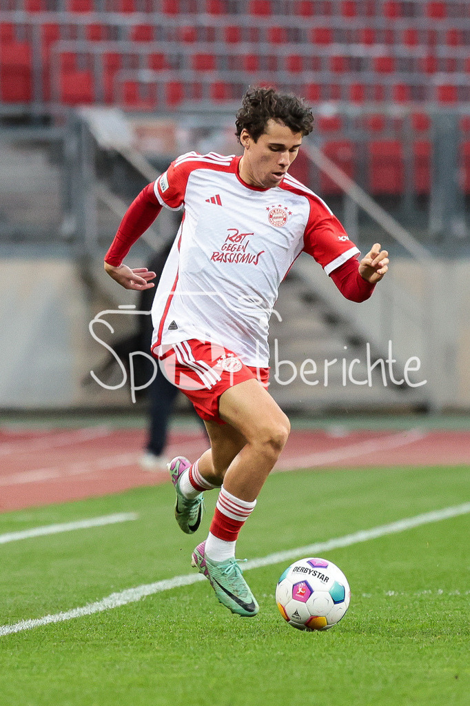 1. FC Nürnberg II - FC Bayern Amateure | am Ball David JONATHANS (FCB #27) / Freisteller / Einzelfoto