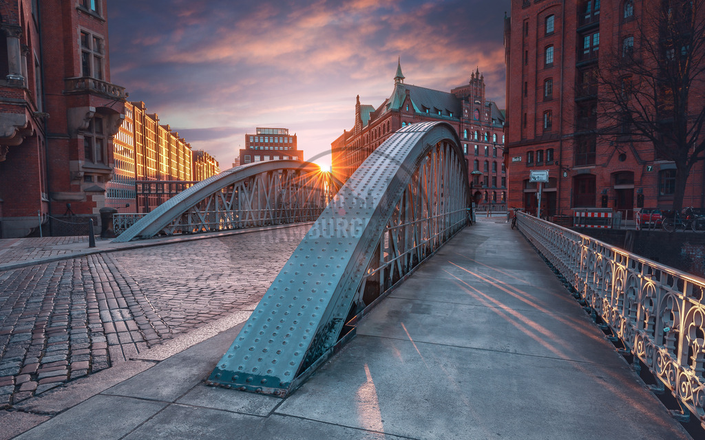 Sunset Speicherstadt Neuerwegsbrücke HH | Exklusive Hamburg collagen, tolle Segelbilder und viele weitere tolle Motive auf Leinwand, Poster, Alu-Dibond, u.v.m. findet Ihr bei uns auf hamburgbild.de. Findet Euer Wandbild für Euer Zuhause, Büro oder die  Praxis…. - Realisiert mit Pictrs.com