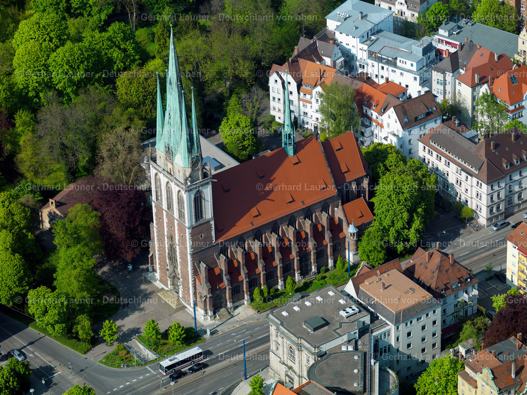 2857949 | Die Kirche St. Georg in Ulm wurde als katholische Garnisonkirche in den Jahren 1902 bis 1904durch den Architekten Max Meckel erbaut. Heute ist sie die Pfarrkirche der 1920 errichteten katholischen Pfarrgemeinde St. Georg.
