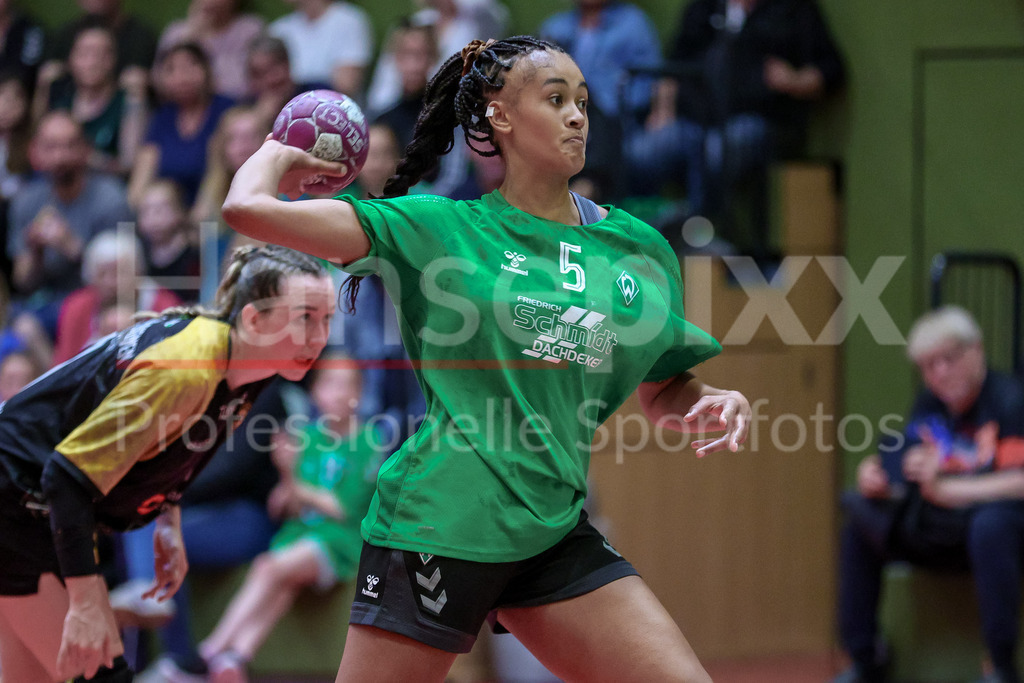Handball, 2. Bundesliga Frauen, SV Werder Bremen - HC Rödertal | Naomi Conze (SV Werder Bremen, 5) beim Siebenmeter, 7m, Spielszene, Aktion, Action, Portrait, Nahaufnahme, Einzelfoto, Einzelbild