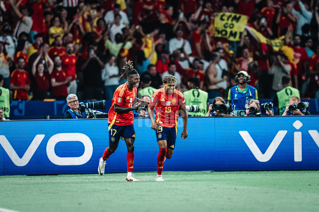 Fußball | Herren | UEFA-Fußball-Europameisterschaft 2024 | Finale | Spanien vs. England | 14.07.2024 | v.l. Nico Williams (#17, Spanien) und Lamine Yamal (#19, Spanien) jubeln nach dem Tor