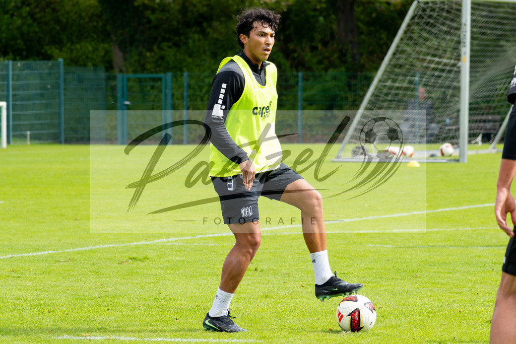 20260909_TRAOSN_0425 | Fußball, Herren: Jonathan Gomez (VfL Osnabrück) in Aktion, am Ball, Einzelaktion beim Training des VfL Osnabrück am 09.09.2026 im Sportpark Illoshöhe in Osnabrück, Deutschland.(Foto von Nico Paetzel) - Realisiert mit Pictrs.com