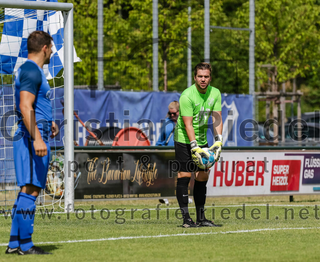 2023-07-08_025_FC_Langengeisling_gegen_TSV_Buchbach | Erding, Deutschland, 08.07.2023:
Fußball, Bezirksliga Oberbayern Ost 2023 / 2024, Testspiel, FC Langengeisling gegen TSV Buchbach, Endergebnis: 0:6

Andreas Buchberger (FC Langengeisling, #8), Torwart Christian Brader (FC Langengeisling, #1)

Foto: Christian Riedel / fotografie-riedel.net