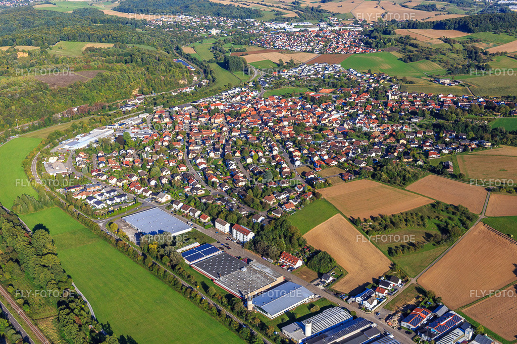 Ortsansicht am Schwarzbach aus SE und  Industriegebiet mit Geiß-Möbel, Rocholl GmbH und Helthosi GmbH http://www.geiss-moebel.de/ https://rocholl.eu/ | Luftbild: Ortsansicht am Schwarzbach aus SE und  Industriegebiet mit Geiß-Möbel, Rocholl GmbH und Helthosi GmbH http://www.geiss-moebel.de/ https://rocholl.eu/ in Eschelbronn im Bundesland Baden-Württemberg in Deutschland. Foto: IMG_149932.jpg vom 18.09.2025 durch Werner Riehm/FLY-FOTO.de - Realisiert mit Pictrs.com