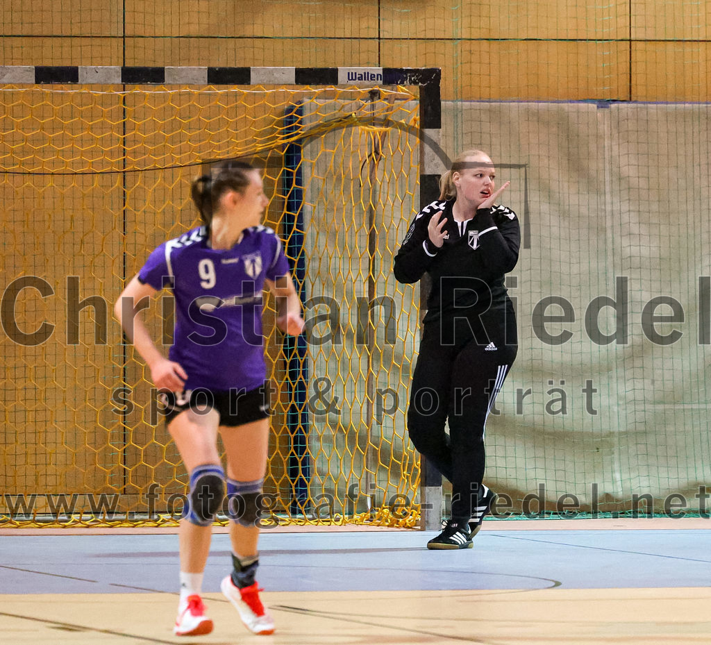 2022-11-19_034_SpVgg_Altenerding_gegen_HC_Donau-Paar | Erding, Deutschland, 19.11.2022:
Handball, Bezirksoberliga Frauen Altbayern 2022 / 2023, 5. Spieltag, SpVgg Altenerding gegen HC Donau/Paar, Endergebnis: 22:33

Julia Kranich (SpVgg Altenerding, #9), Torfrau Lara Kullmann (SpVgg Altenerding, #11)

Foto: Christian Riedel / fotografie-riedel.net