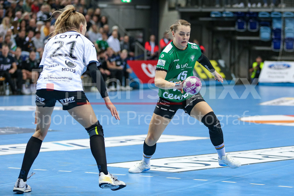 Handball, Bundesliga Frauen, VfL Oldenburg - Thüringer HC | v.li.: Annika Lott (Thüringer HC, THC, 21) und Merle Carstensen (VfL Oldenburg, 15) am Ball, Spielszene, Aktion, Action