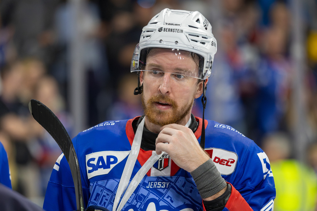 DEL, Deutsche Eishockey Liga Saison 2025/26, Playoff-Finale, Spiel 5: Adler Mannheim gegen Eisbären Berlin | DEL, Deutsche Eishockey Liga Saison 2025/26, Playoff-Finale, Spiel 5: Adler Mannheim gegen Eisbären Berlin***Dan Renouf (4, Mannheim) nach Spielende - Realisiert mit Pictrs.com