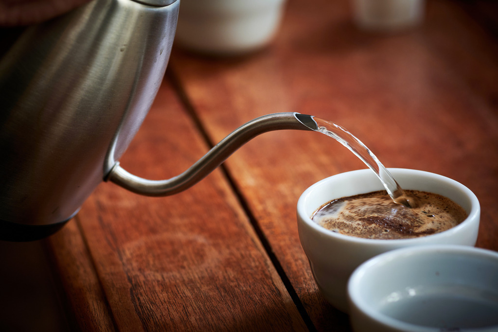 Café Comet | WIen, Austria - February 12, 2020: Café Comet; beim Cupping wird das heiße Wasser in eine Tasse mit Kaffeemehl gegossen. - Realisiert mit Pictrs.com