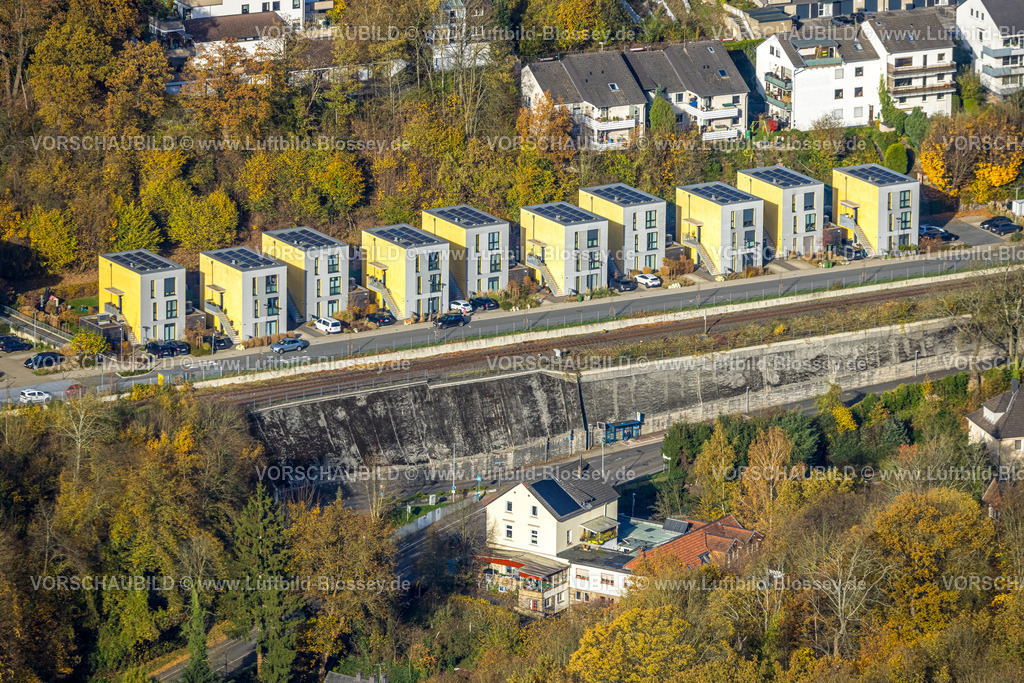 Herdecke251104583 | Luftbild, Neubaugebiet Einfamilienhäuser Wohnquartier Alter Steinbruch an der Walter-Freitag-Straße, gelbe Hausfassaden, Herdecke Attenbergstraße Bushaltestelle, Herdecke, Ruhrgebiet, Nordrhein-Westfalen, Deutschland