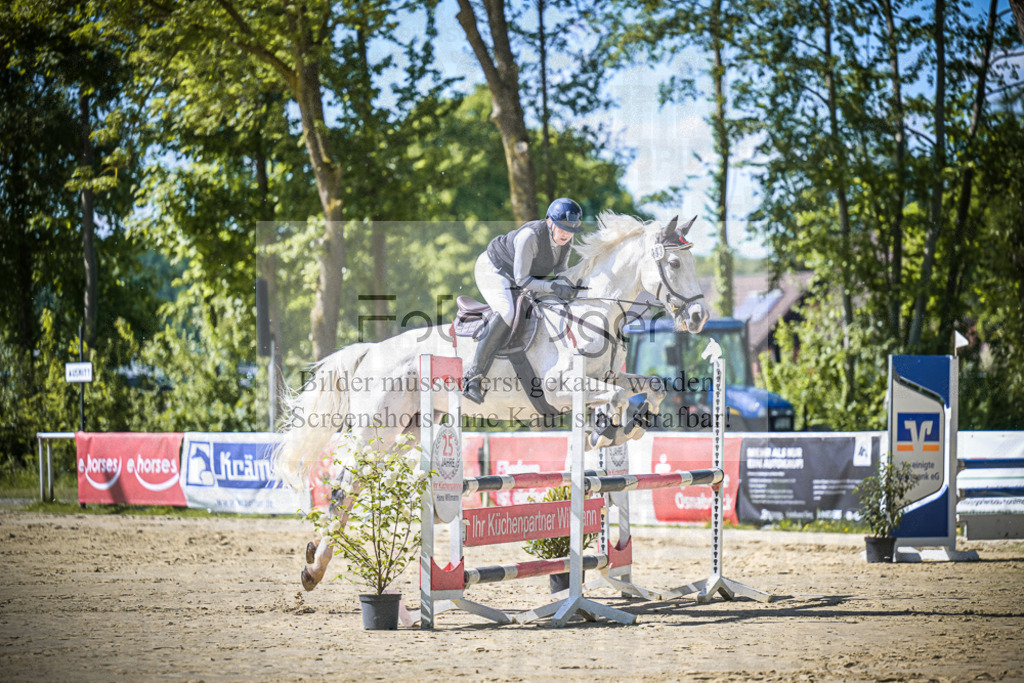 DOS_1989 | Entdecke hochwertige Reitturnierfotos von Foto Oger. Professionell, emotional und authentisch – jetzt Lieblingsmomente im Shop bestellen.Deutschlandweite Turnierfotografie. - Realisiert mit Pictrs.com