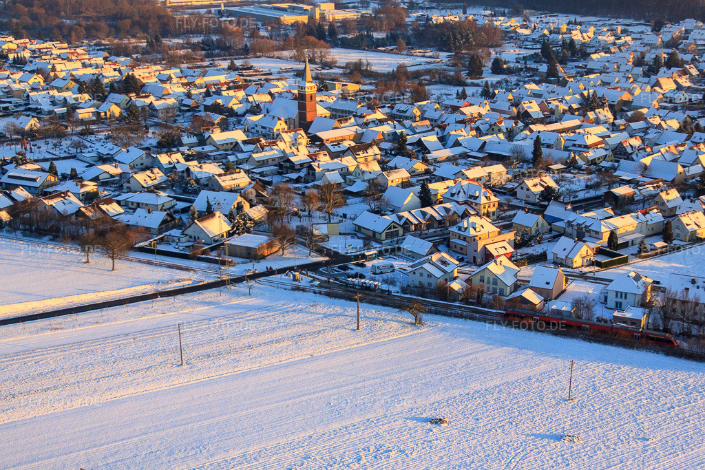 Luftbild: Volmersweilerer Straße im Winter bei Schnee im Ortsteil Schaidt in Wörth im Bundesland Rheinland-Pfalz in Deutschland. Foto: IMG_54751.jpg vom 08.12.2012 durch Werner Riehm/FLY-FOTO.de