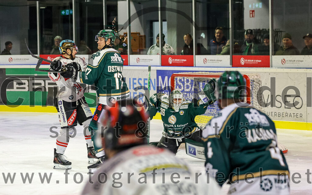 2025-12-14_039_TSV_Erding_gegen_ECDC_Memmingen_Indians | Erding, Deutschland, 14.12.2025:Eishockey, Oberliga Süd 2025 / 2026, 26. Spieltag, TSV Erding gegen ECDC Memmingen Indians, Endergebnis: 1:2Foto: Christian Riedel / fotografie-riedel.net