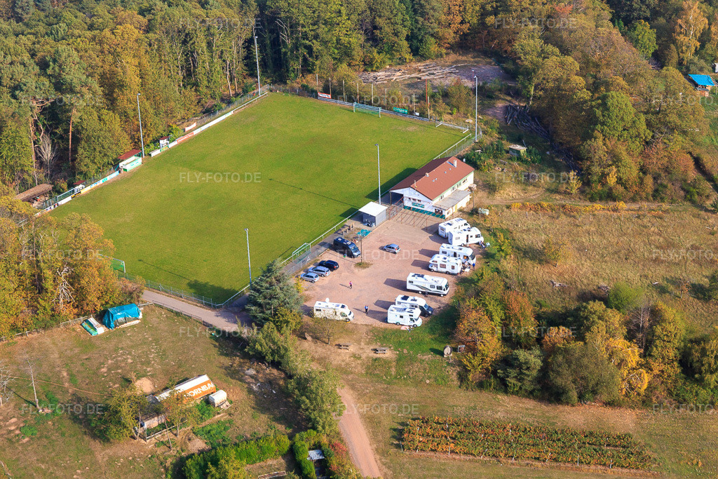 Luftbild: Sportplatz des SV 1946 Dörrenbach Fußballverein und Wohnmobil-Stellplatz Dörrenbach in Dörrenbach im Bundesland Rheinland-Pfalz in Deutschland. Foto: IMG_112173.jpg vom 20.10.2018 durch Werner Riehm/FLY-FOTO.deSportverein Dörrenbach