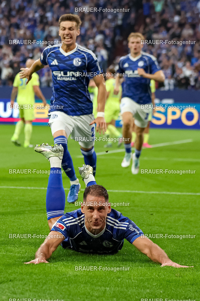 1_S04BER_20250801_1231.JPG -  - FC Schalke 04 - Hertha BSC Berlin - 2. Bundesliga | Gelsenkirchen, Deutschland, 01.08.25: Nikola Katic (FC Schalke 04) Torjubel, jubelt nach seinem Treffer zum 2:0 waehrend des Spiels der 2. Bundesliga zwischen FC Schalke 04 - Hertha BSC Berlin in der Veltins-Arena am 01. August 2025 in Gelsenkirchen, Deutschland. (Foto von Stefan Brauer/Brauer-Fotoagentur)DFB/DFL REGULATIONS PROHIBIT ANY USE OF PHOTOGRAPHS AS IMAGE SEQUENCES AND/OR QUASI-VIDEO.