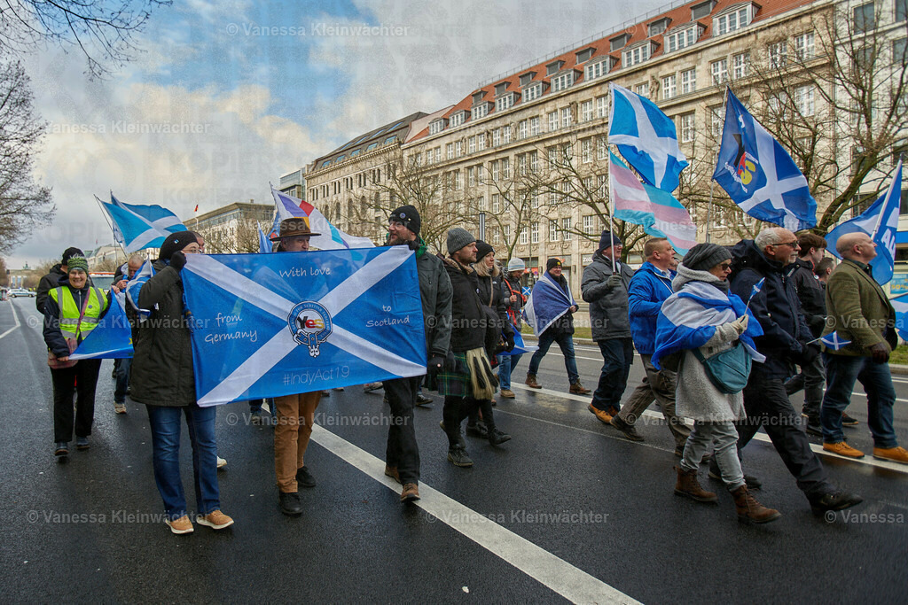 #IndyBerlin23 - Demonstration für schottische Unabhängigkeit | Rund 60 Personen ziehen am 11.03.2023 mit einer Demonstration vom Brandenburger Tor an der Britischen Botschaft vorbei zum Roten Rathaus, um die Unabhängigkeit Schottlands zu fordern.

On March 11, 2023, approx. 60 people rally in support of the Scottish independence, marching from Brandenburg Gate via the British Embassy to the Red Town Hall.  - Realisiert mit Pictrs.com
