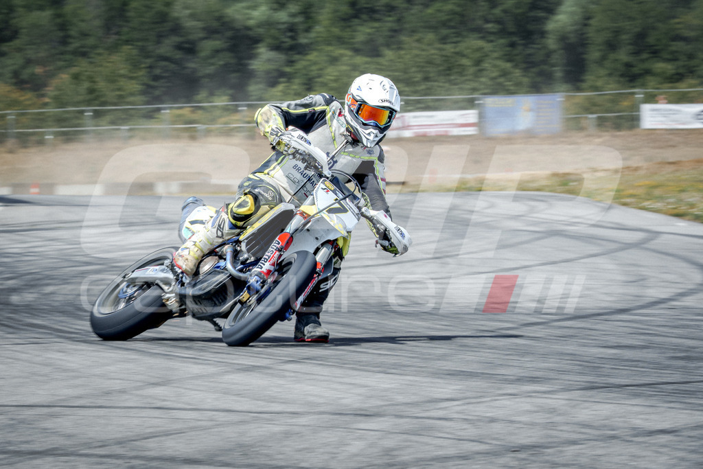 SuperMoto_Staatsmeisterschaft_Fuglau-774 | GRIPcapture steht für authentische Sportfotografie in Österreich – für Momente, die mehr sind als Geschwindigkeit oder Ergebnis. Es geht um Emotion, Spannung, Fokus und den Augenblick, der oft nur einen Wimpernschlag dauert.Ob Motorsport, Teamsport oder 