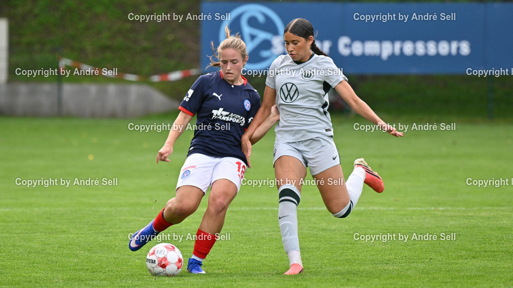Holstein Kiel vs VfL Wolfsburg II | Emma Jöhnk (Holstein #18) vs Shani Outlaw (Wolfsburg #23) / Fußball-Regionalliga Nord Frauen 2026/2027 / Holstein Kiel vs VfL Wolfsburg II / Waldwiese / Kiel / 13.09.26 - Realisiert mit Pictrs.com