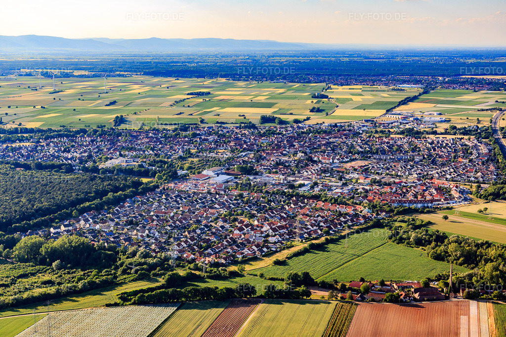 Luftbild: Stadtansicht aus Südosten in Rülzheim im Bundesland Rheinland-Pfalz in Deutschland. Foto: IMG_080730.jpg vom 13.06.2015 durch Werner Riehm/FLY-FOTO.de
