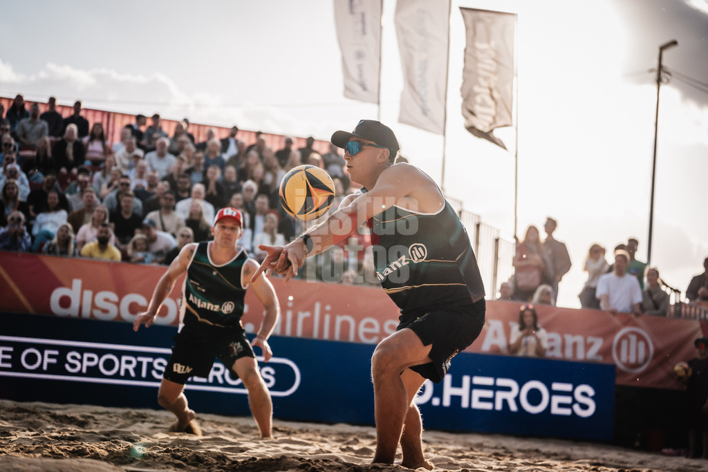 Beachvolleyball | Männer | Allianz German Beach Tour 2025 | Tourstop Düsseldorf | 16.05.2025 | Kristians Fokerots nimmt den Ball an