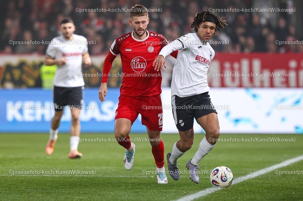 xKWIx13122501030 | 13.12.2025, xKWIx, Fußball, 3. Liga, SC Verl - Rot-Weiss Essen, SPORTCLUB Arena: Torben Müsel (Rot-Weiss Essen #26) im Zweikampf gegen Joshua Eze (SC Verl #6) Photo: xKamilxWilkowskixPressefotoKochx