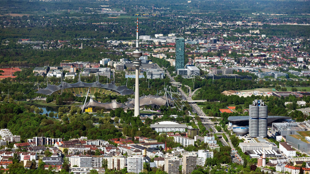 dr__0063767.jpg | MüNCHEN 29.04.2025 Fernmeldeturm- Bauwerk und Fernsehturm Olympiaturm im Olympiapark am Spiridon-Louis-Ring in München im Bundesland Bayern, Deutschland. Weiterführende Informationen bei: DFMG Deutsche Funkturm GmbH,  Olympiapark München GmbH. // Television Tower Olympiaturm in Olympiapark on Spiridon-Louis-Ring in Munich in the state Bavaria, Germany. Further information at: DFMG Deutsche Funkturm GmbH,  Olympiapark Muenchen GmbH. Foto: Daniel Reiter