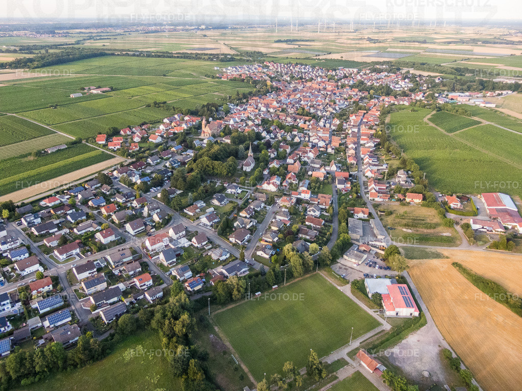 Ortsansicht aus Westen | Luftbild: Ortsansicht aus Westen in Insheim im Bundesland Rheinland-Pfalz in Deutschland. Foto: P7130240.jpg vom 13.07.2017 durch Werner Riehm/FLY-FOTO.de - Realisiert mit Pictrs.com