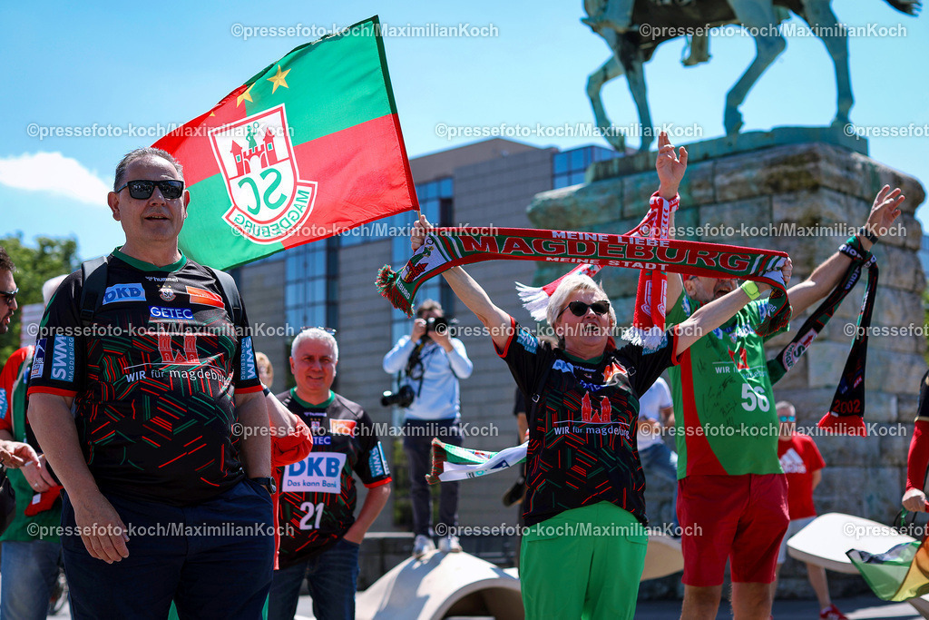 KoeEHF08062400013 | 08.06.2024, Köln, Handball, TruckScout24 EHF FINAL4, Machineseeker Champions League Men, Lanxess-Arena, Halbfinale, Fanmarsch vom Kölner Dom über die Hohenzollern-Brücke zum Stadion. Gute Laune bei den Fans vom SC Magdeburg.