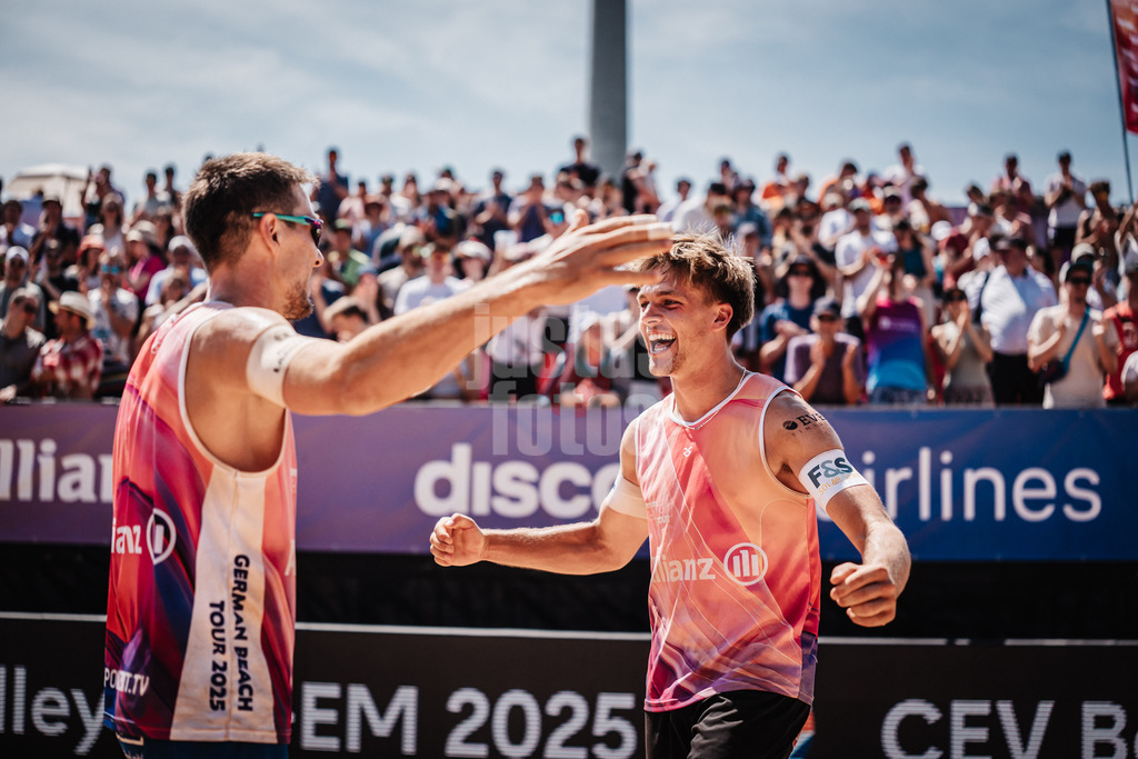 Beachvolleyball | Männer | Allianz German Beach Tour 2025 | Tourstop München | 05.07.2025 | v.l. David Poniewaz und Luis Kubo jubeln