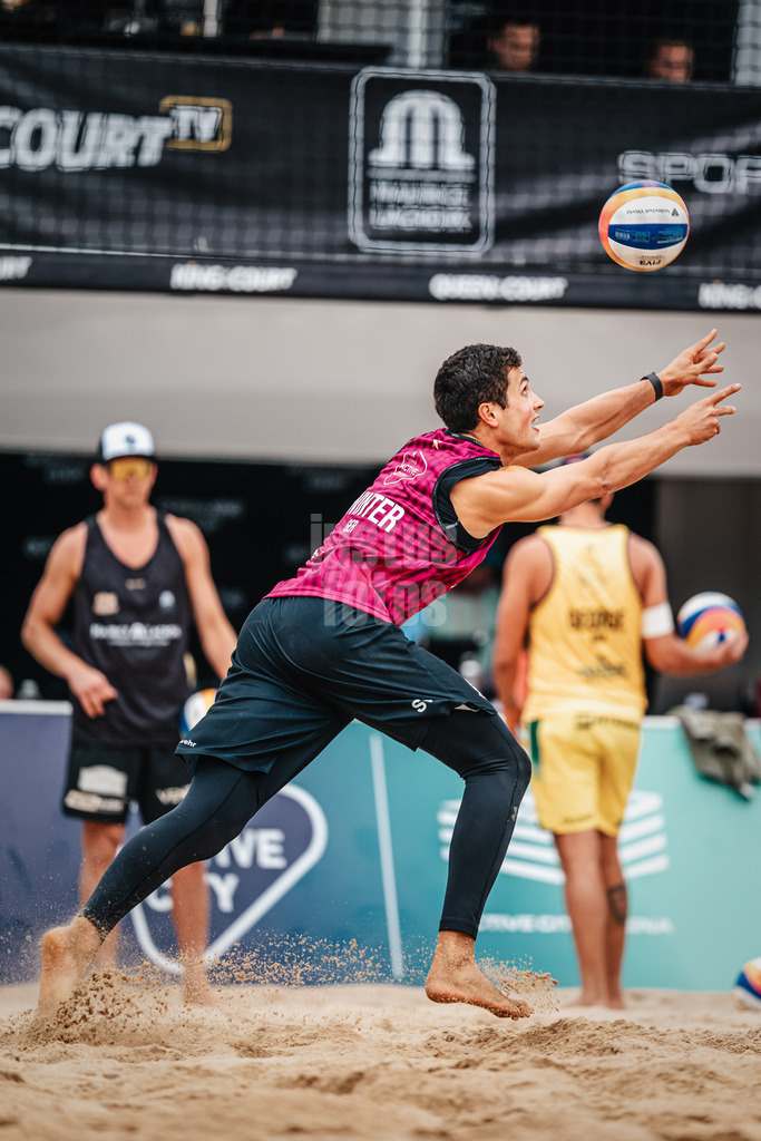 Beachvolleyball | Männer | Queen and King of the Court | Hamburg | 02.06.2024 | Sven Winter spielt den Ball