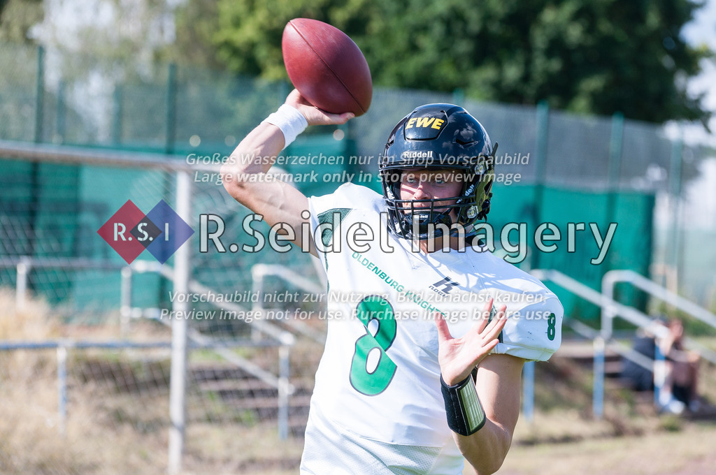 American Football, Saison 2022, Regionalliga Nord, Hamburg Blue Devils - Oldenburg Knights, Dr.-Hermann-Schnell-Sportplatz (Hamburg), 06.08.2022, 07. Gameweek | Murdock Rutledge (#8, Oldenburg, Quarterback) wärmt sich an der Sideline auf.