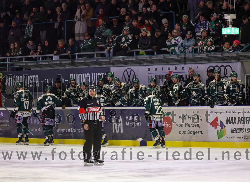 2025-12-19_036_TSV_Erding_gegen_Toelzer_Loewen | Erding, Deutschland, 19.12.2025:Eishockey, Oberliga Süd 2025 / 2026, 27. Spieltag, TSV Erding gegen Tölzer Löwen, Endergebnis: 2:5Elia Ostwald (Erding Gladiators, #17), Jesse Kauhanen (Erding Gladiators, #4), Grady Hobbs (Erding Gladiators, #22), Louis Trattner (Erding Gladiators, #7), Maximilian Forster (Erding Gladiators, #81), Marco Pfleger (Erding Gladiators, #47)Foto: Christian Riedel / fotografie-riedel.net