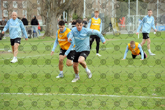 RGE_9024b | Hertha BSC, 2.Bundesliga, Herren, Training, Saison 2025/26, von li. Josip Brekalo ( Hertha BSC ),  Diego Demme ( Hertha BSC ),   Mittwoch 25.03. 2026,   Fotograf:   Ralf Gebhardt - Realisiert mit Pictrs.com