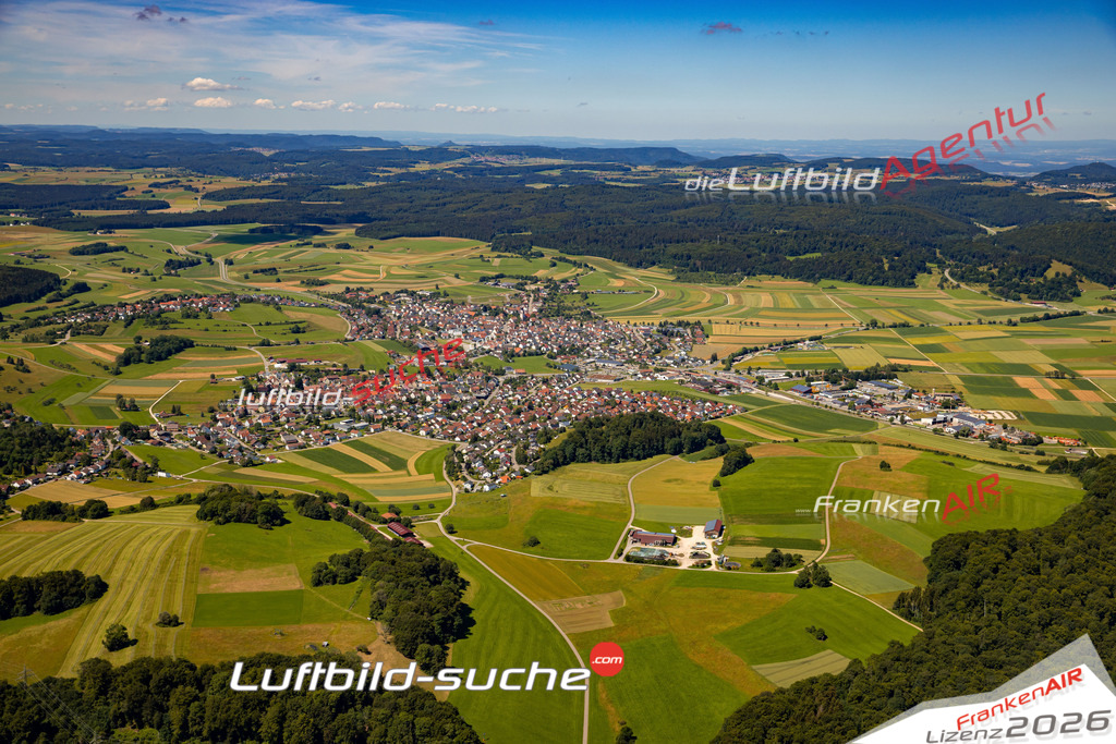 Das Luftbild zeigt : Kleinengstingen Engstingen - Die Luftaufnahme wurde 2024 vom UL-Flugzeug aus erstellt ( keine Drohne ) - Hochauflösende Luftaufnahme - Für grossformatige Ausdrucke geeignet. Die Geschenkidee !Mit Lizenz und Bildrechte bestellbar